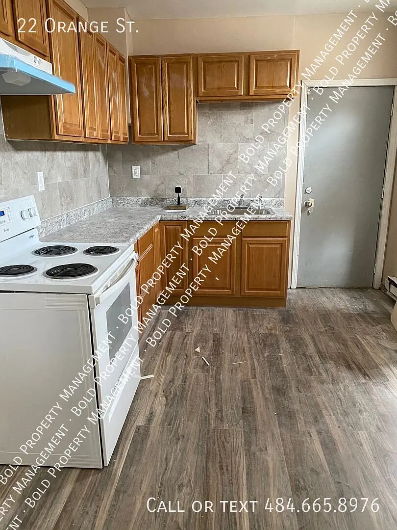 4 bedroom single family home in Reading — Photo 1