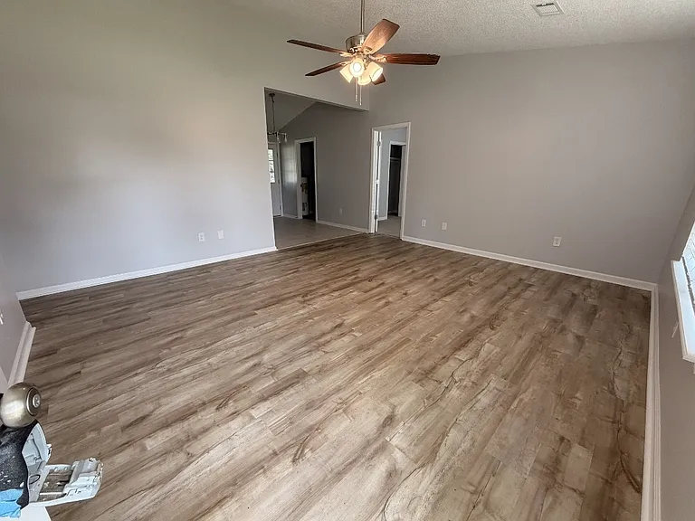 1006 Ridgeland Dr — Photo 2