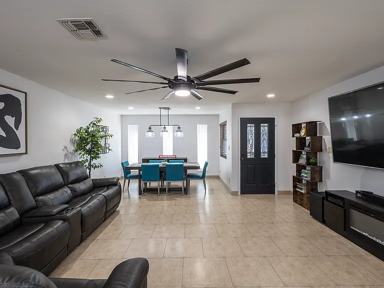 3121 E Sierra St — Photo 8