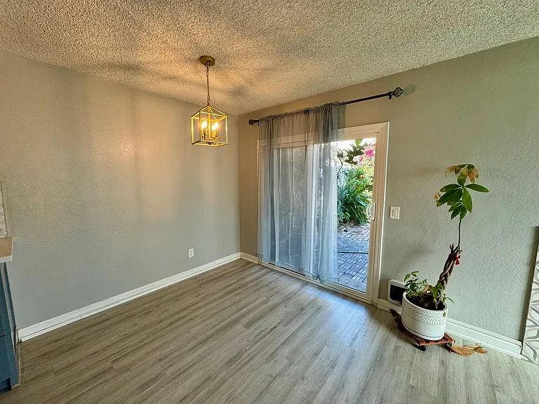 904 S Mountain Ave #B — Photo 4