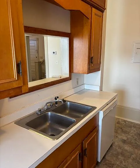 112 W Calhoun St — Photo 6