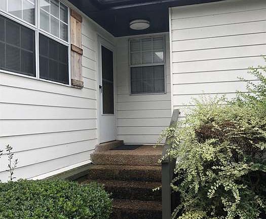 2nd image of 105 Castle Ct Unit B