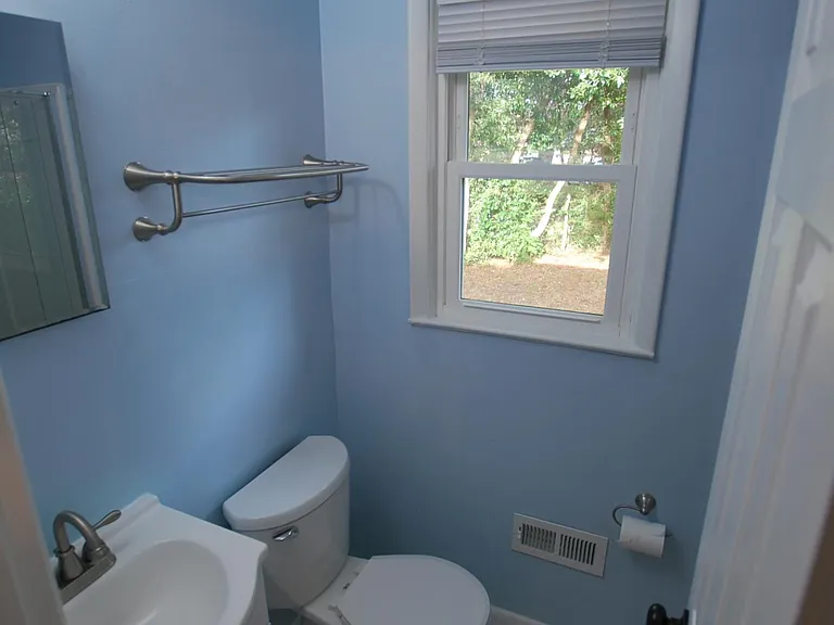 Full bathroom off bedroom 1