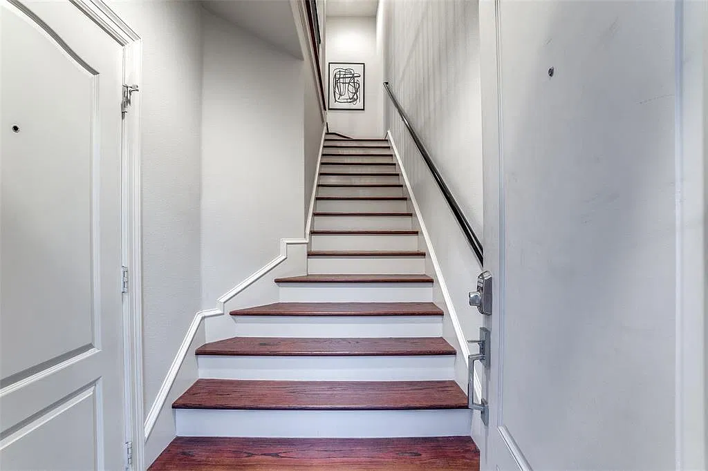 2100 N Fitzhugh Ave — Photo 3