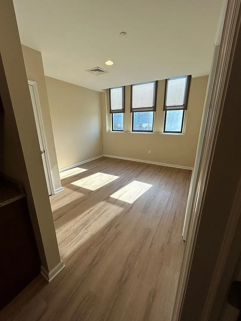 Bright & Spacious 1BR Apartment in Trendy Downtown Bethlehem, PA — Photo 3