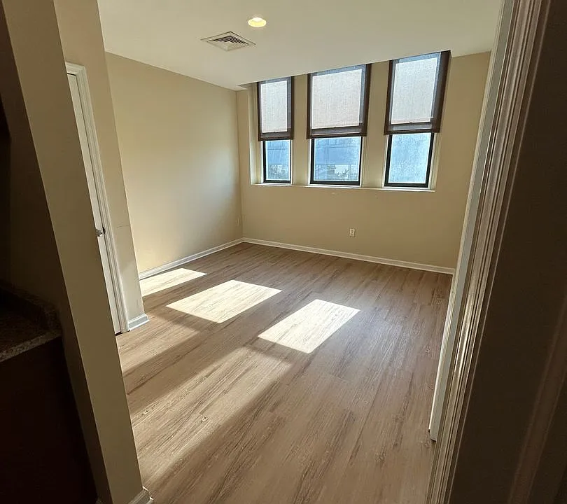 2 W Broad St #11