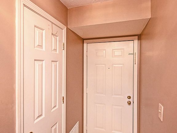 4th image of 460 Marian Ln APT 5