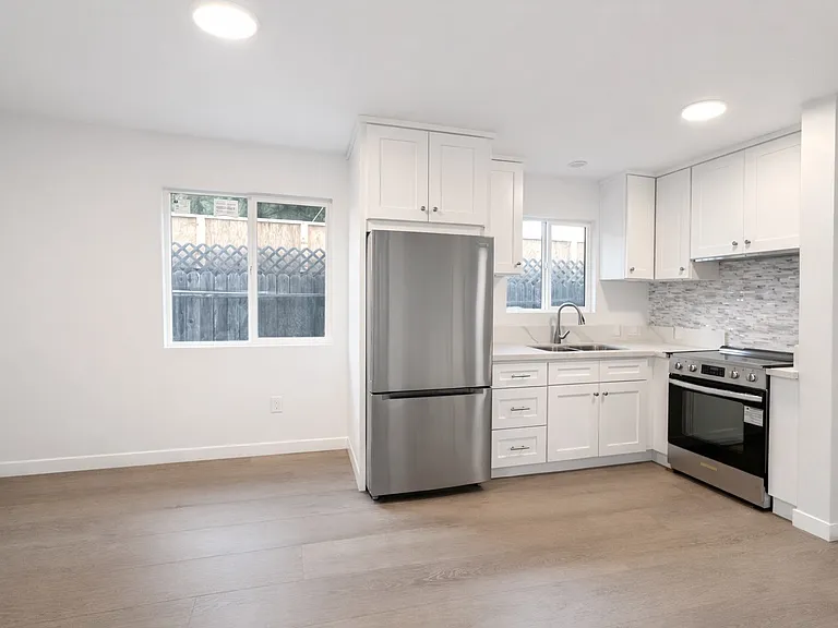 6907 Noble Ave — Photo 9