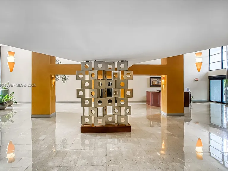 400 Leslie Dr #305 — Photo 35