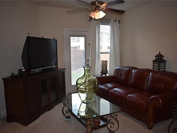 5th image of 2670 Venice Dr Unit 1