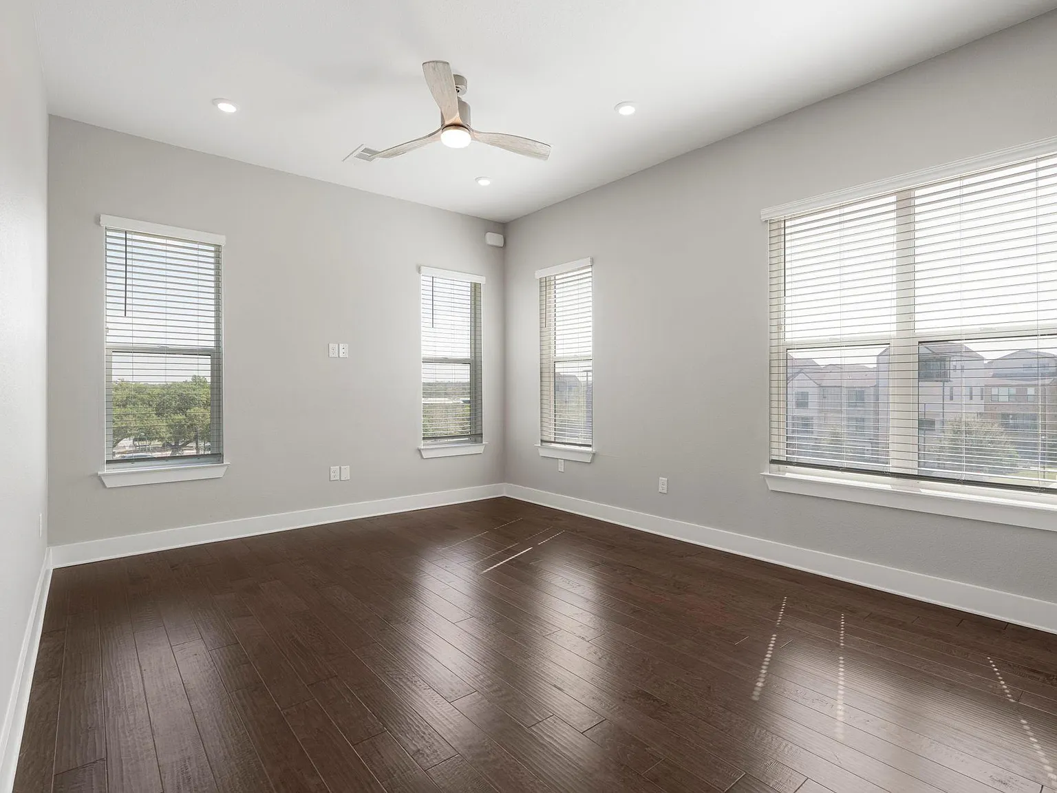 2 bed, 1.0 bath, 971 sqft, $2,800 — Photo 2
