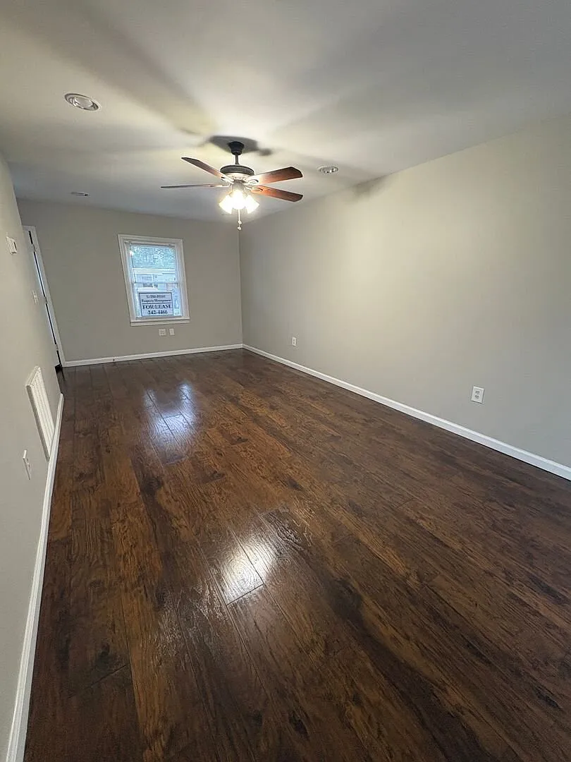 Lovely 3 bedroom Town Home with Fresh Paint and New Flooring Upstairs!! East North Street Area — Photo 4