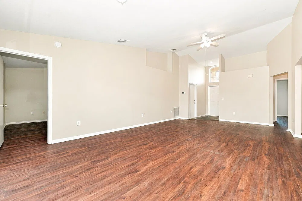 3 bed, 2.0 bath, 1408 sqft, $1,905 — Photo 3