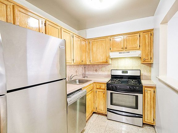 2nd image of 476 Carlton Ave #2