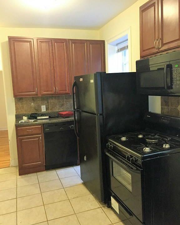 2nd image of 924 21st St APT 5