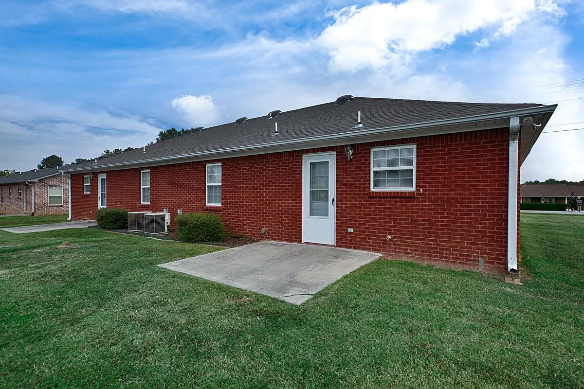 2 bed, 900 sqft, $895 — Photo 2