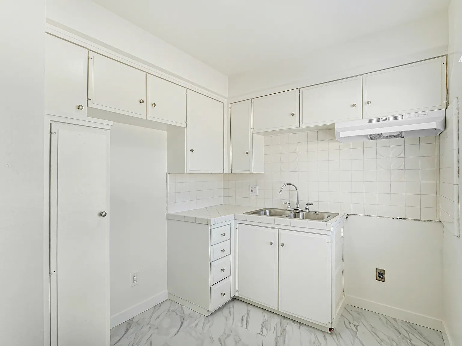 850 Victor Ave — Photo 4