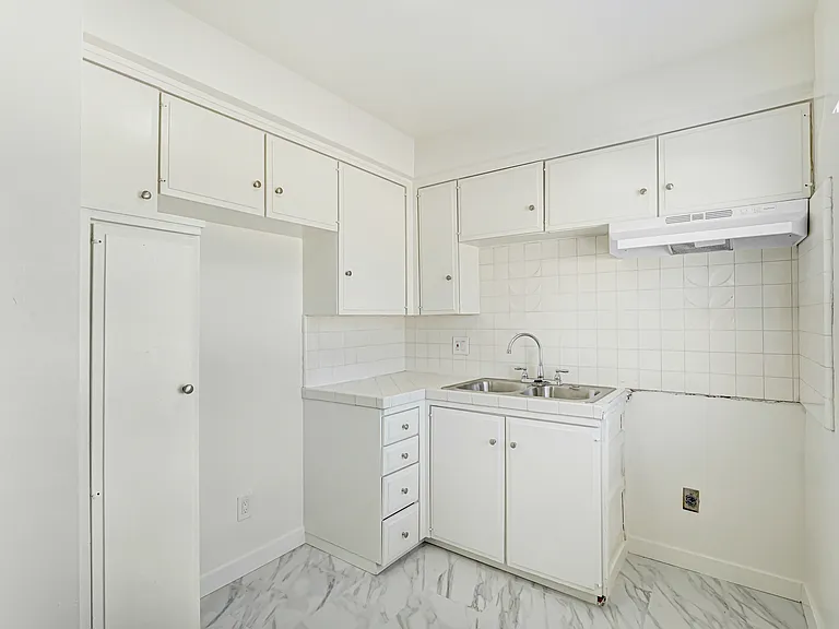 850 Victor Ave — Photo 5