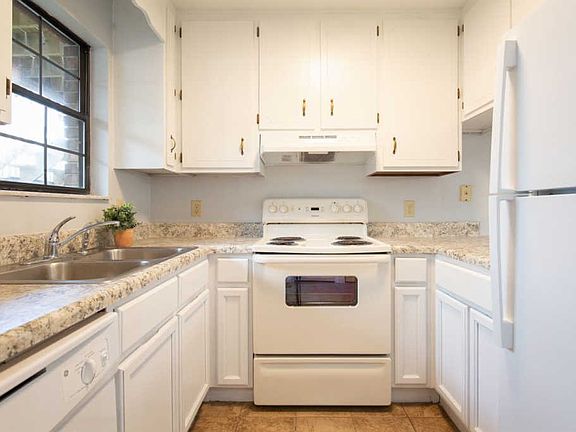 4th image of 1108 Green Tree Ct #E