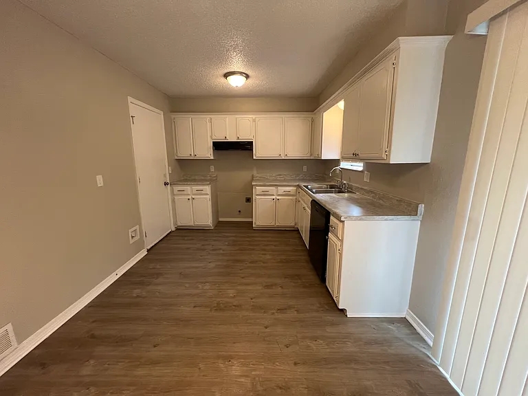 513 Redwood Dr — Photo 8