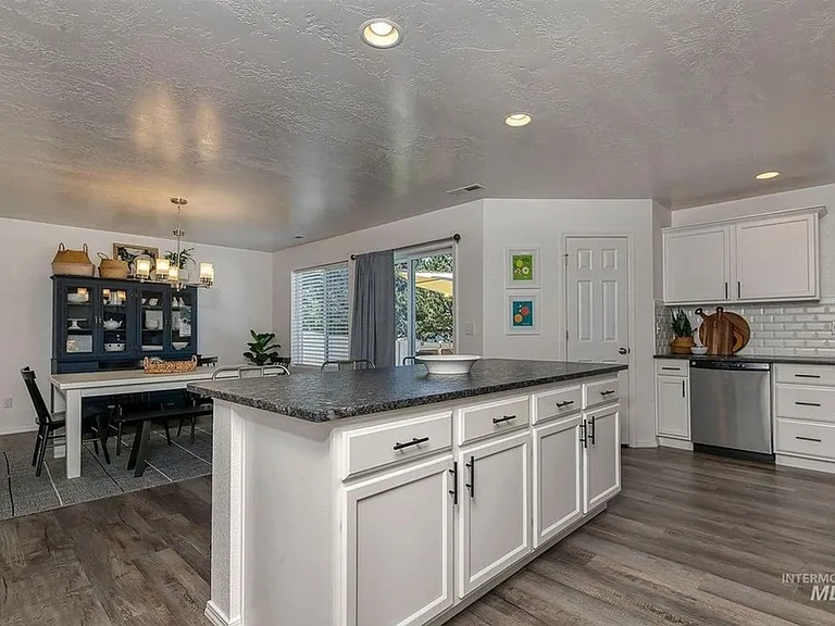 733 S Flintstone Ave — Photo 8