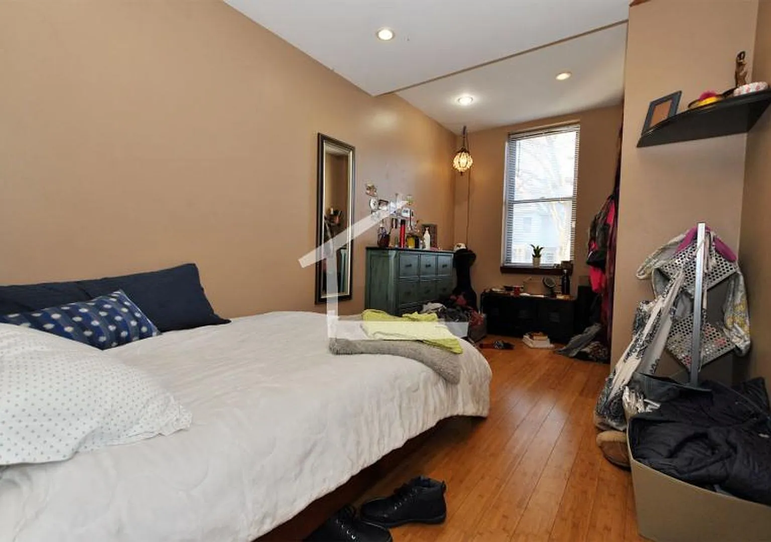 Nicely renovated, huge 3 bed near the Green Line in a prime location! — Photo 3