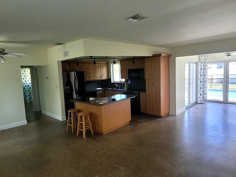 4330 SW 10th St — Photo 5