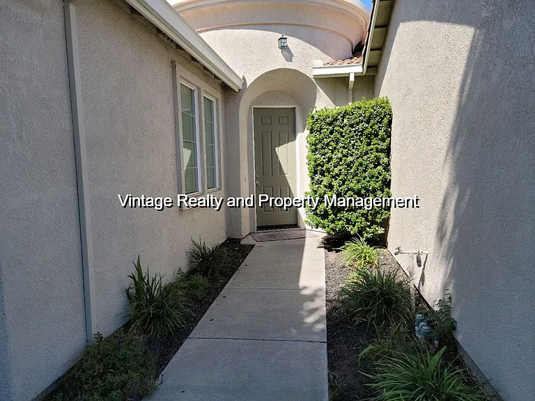 1052 Foxfire Dr — Photo 3
