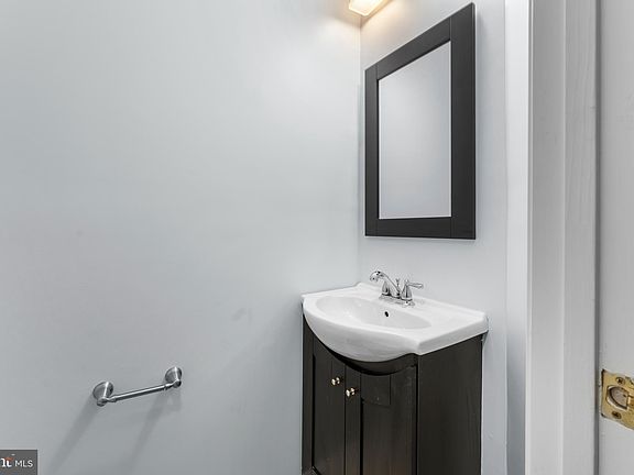5th image of 2204 Commissary Cir