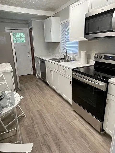 3 bed, 1.0 bath, 999 sqft, $1,200 — Photo 3