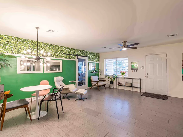 2429 E Earll Dr — Photo 12