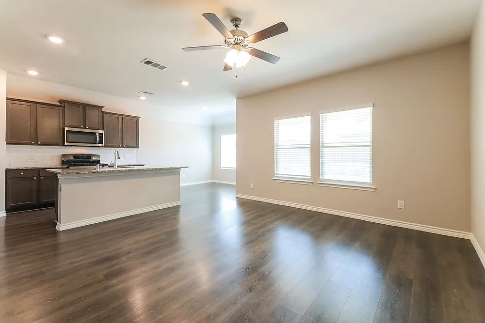3 bed, 2.0 bath, 1454 sqft, $2,075 — Photo 4