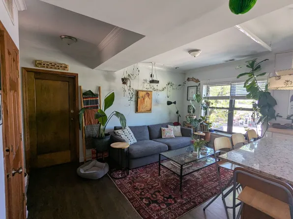 1447 W Jarvis Ave APT 2W, Chicago, IL 60626