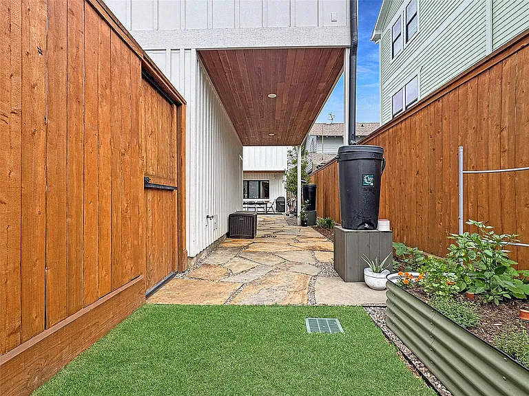 408 Pecore St — Photo 38