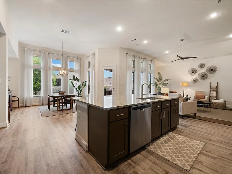 725 Millcreek Ln — Photo 15