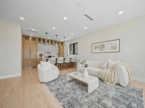 3rd image of 10 Elizabeth St Unit 2