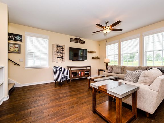 4th image of 533 Emerald Ct