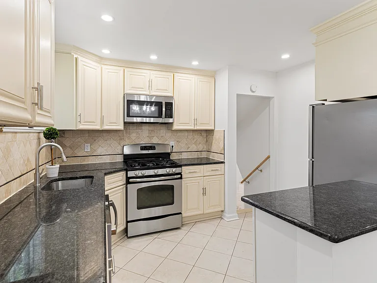 1325 Osbourne Ave — Photo 5