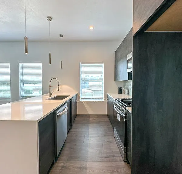 225 S Pine St #202 — Photo 7