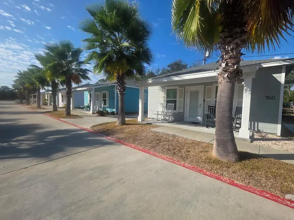 121 Oasis Cir, Rockport, TX 78382