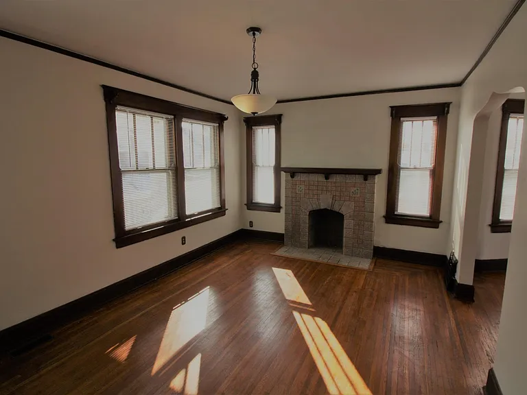 5517 Warren Ave — Photo 2