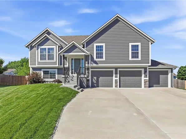 12301 S Burr Oak Cir, Peculiar, MO 64078