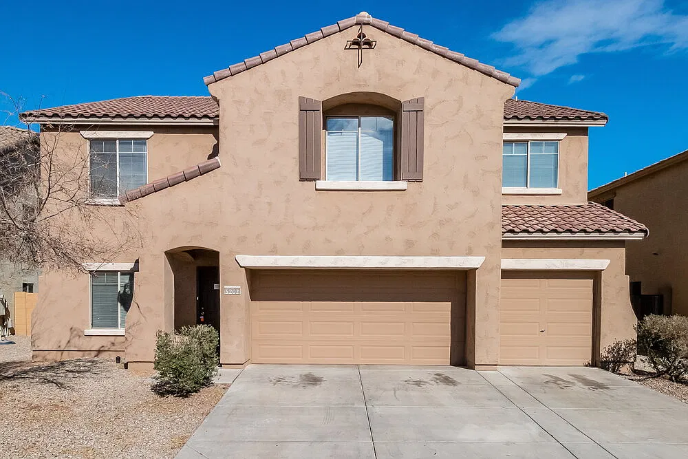 6 bed, 3.0 bath, 4040 sqft, $3,300 — Photo 1