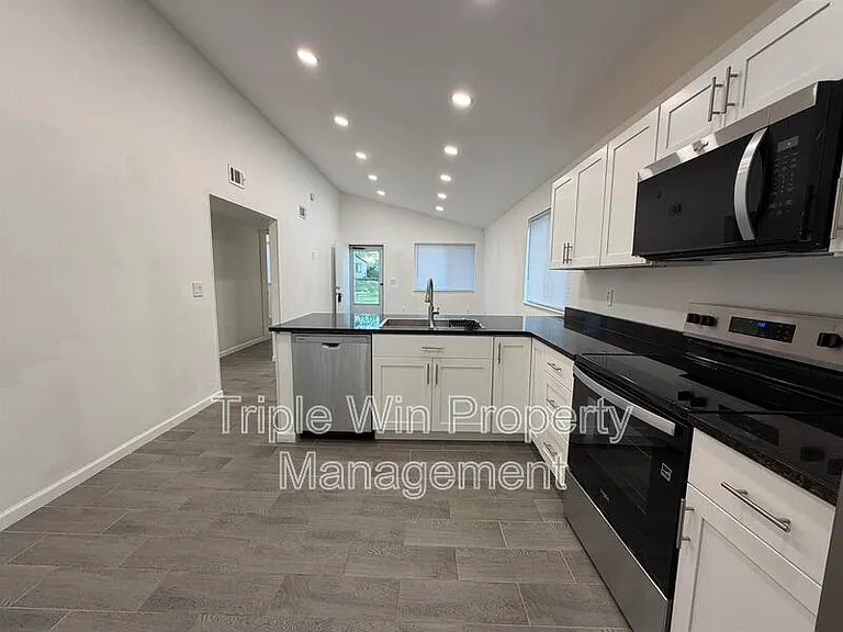 1332 Langholm Dr — Photo 8