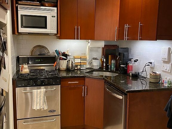 3rd image of 31 E 20th St APT 2R