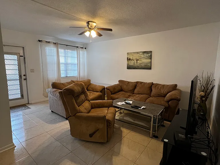 20 SE 13th St #B4 — Photo 9