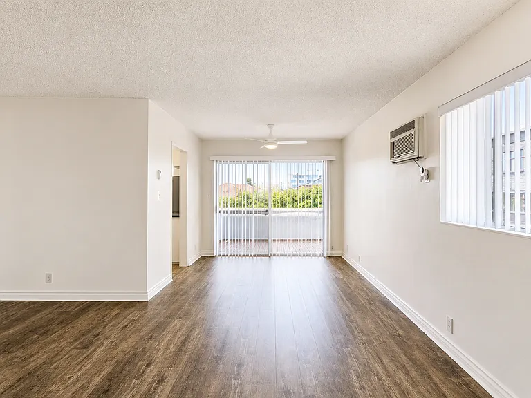135 N Hayworth Ave #305 — Photo 4