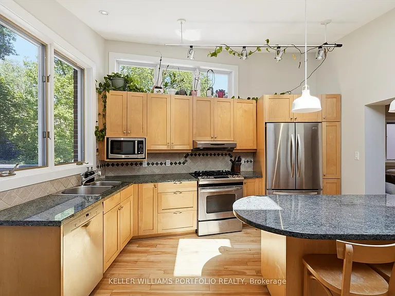 222 Hillsdale Ave E — Photo 14