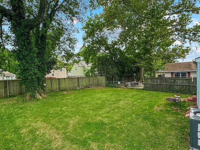 607 Lee St — Photo 3