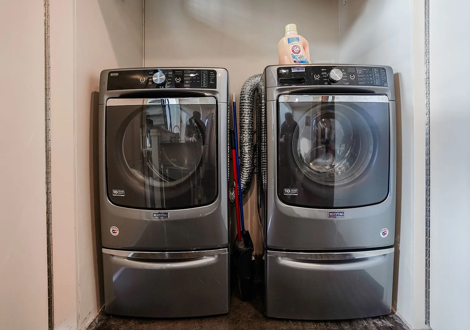 Fully Furnished Mid-Term 2-Level Condo | 1,549 Sq Ft | Private Parking | Shared Living — Photo 4